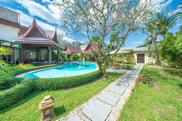 Amazing Villa, walking distance from Bangtao beach 8 bedrooms | 1,600 sq