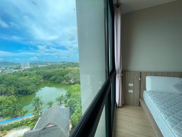 For Rent: 18,500 THB / month yearly contract Sea View and lake view 10th Floor 38 Sq