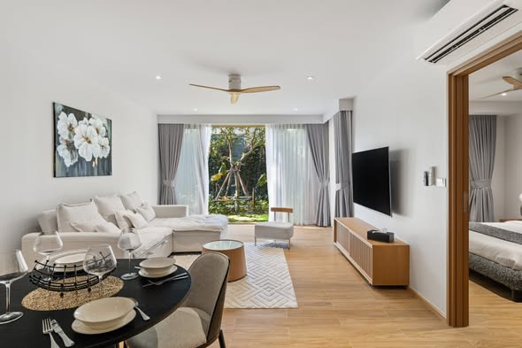 Laguna Beachside – Corner 1-Bedroom Apartment with Private Garden Access Bright and spacious corner apartment with its own access to th