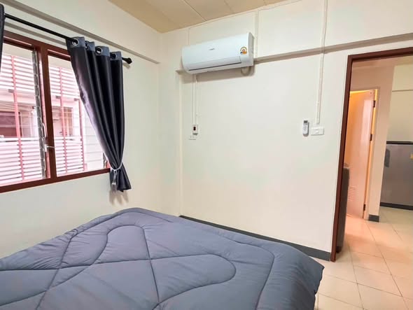 В аренду: Ban Pon Condo (новая здание) 26-этажный здание, 2 комнаты на углу Аренда: 7,500 THB/месяц • Залог в теч