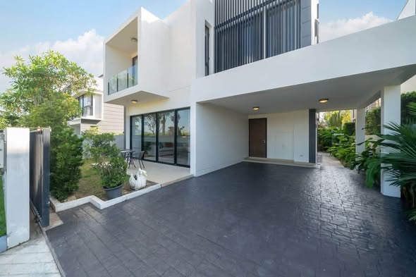 ute drive from Boat Avenue) 4 Bedrooms | 1 Office-Study Room | 5 Bathrooms | 2 Living Rooms 120,000 / month (For a 1-year lease) Access to t