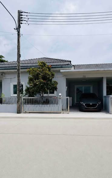 ขายทาวน์โฮมพร้อมเฟอร์นิเจอร์ พร้อมเข้าอยู่ ราคาเพียง 3.59 ล้านบาท เช่า 30,000 บาท/สัญญา 1 ปี โครงการ เดอะริช บางคณฑี จุดเด่นของหลังนี้คือ ถน