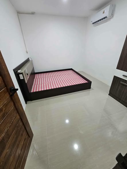 บ้านเช่าให้เช่า บ้านดอนวิลเลท 2ห้องนอน 1ห้องน้ํา ห้องโถง แอร์ 2ตัว พร้อมเฟอร์นิเจอร์ อุปกรณ์เครื่องครัวเตาแก๊ส TV ตู้เย็น ถังเก็บน้ํา 2,000