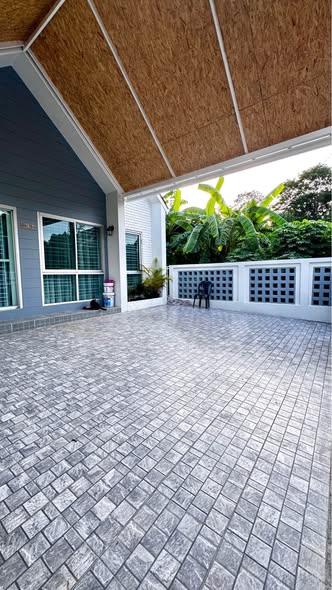 Are you looking for a small single house that is both modern and safe from flooding