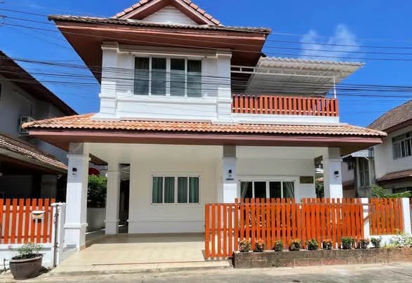 Available from August A spacious fully furnished family home with two separate living areas—perfect for families, professionals, or interna