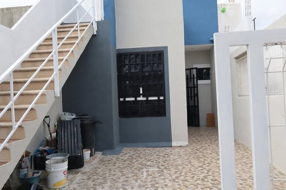 ¡CASA CON ESTUDIO INDEPENDIENTE EN PLAYA DEL CARMEN! ¡VIVE EN UNA Y RENTA LA OTRA! Si buscas una propiedad con mayor potencial que una casa