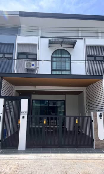for rent, Kathu area Short-term and long-term rentals accepted 3 bedrooms 3 bathrooms Living room area Kitchen and dining area Parking for