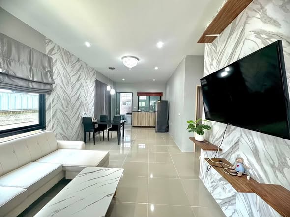 for Rent | Chalong, Phuket 30,000 THB/month 1-Year Contract Located in a quiet and secure residential community, this modern home offers a