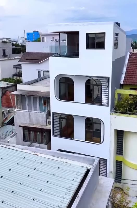 CHO THUÊ TOÀ CĂN HỘ HOÀ CƯỜNG • Công năng: 7 Căn Hộ • Chi tiết: 3 căn hộ: 1PN 3 căn hộ: 2PN 1 căn Penhouse có hồ bơi ngắm view siêu chill 1