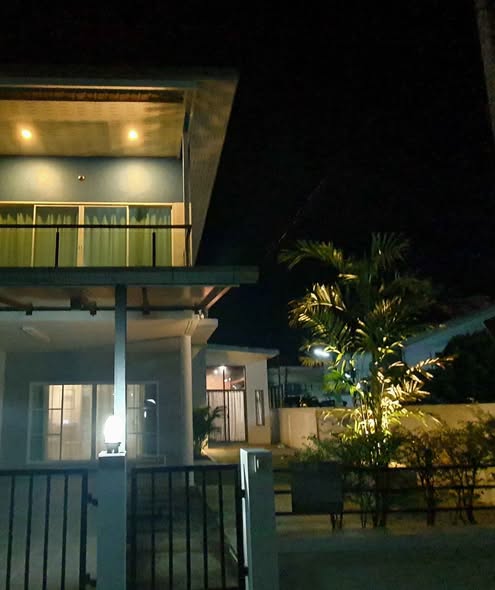 Kohkaew Spacious 3 Bedrooms House with private garden Samkong Park (Boat Plaza) House with Spacious Living & Private Garden