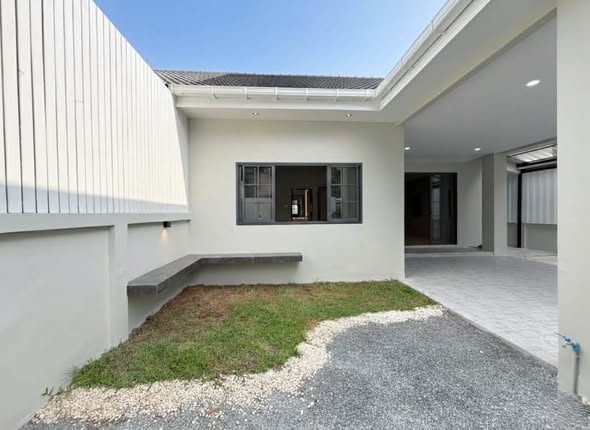 บ้านแฝดสวยพร้อมอยู่ โครงการศรีสุชาติ 3 ราคาเพียง 4.99 ล้านบาท เท่านั้น! - ขนาด 45 ตารางวา - 3 ห้องนอน 2 ห้องน้ํา 1 ห้องครัว - สวนหินด้านหน้า
