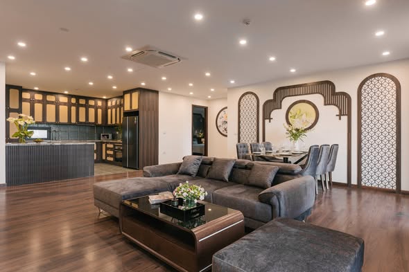 Xuan Dieu, Tay Ho, Hanoi Penthouse 4-Bedroom Apartment with Lake View Rent: Inbox for details Property Details Type: Penthouse Bedrooms: 4 R