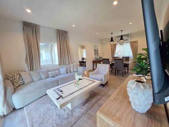 This beautiful detached house in Koh Kaew offers modern comfort, privacy, and premium facilities in one of Phuket’s mos