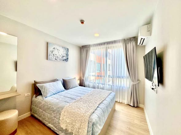 for Rent – The Cube Amaze Srisoontorn Spacious room with a pool view, conveniently located near Bang Tao Beach, fully furnished with furni