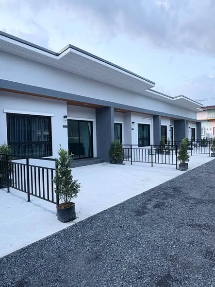 Brand new gouse ตกแต่งครบครัน 2 ห้องนอน 1 ห้องน้ํา โซนครัว โซนห้องนั่งเล่น พื้นที่ใช้สอย: 52 ตร.ม. จอดรถได้ 2 คัน อินเตอร์เน็ตไร้สาย ค่าไฟฟ้