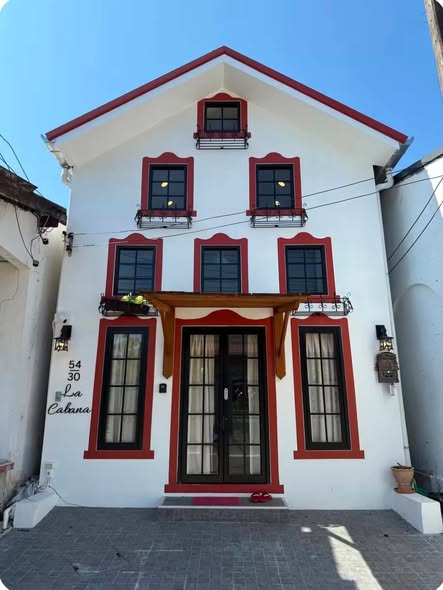 for Rent – Rawai, Saiyuan ✨ Modern duplex house with high ceiling and natural light 🛏️ 1 Bedroom + Sofa Bed 🚿 Outdoor shower – a stunnin