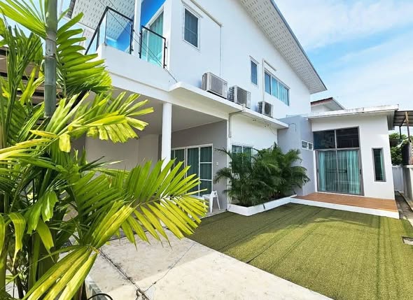 for Rent | Prime Central Phuket Location Live in a convenient neighborhood with everything just minutes away—ideal for families, professio