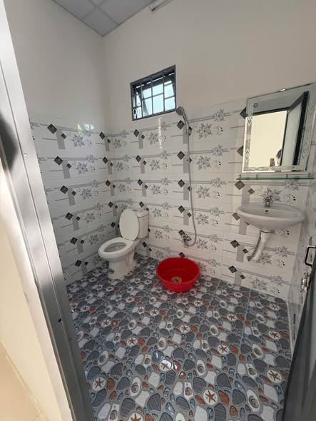 LVCC CHO THUÊ NHÀ HẺM NGUYỄN XIỂN – VĨNH PHƯƠNG ( GẦN QL1A) Diện tích: 100m2 - Nhà trống, không nội thất, 1 phòng ngủ - 1 bếp , 1 WC - Sân r
