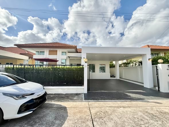 for Rent Chalong , Phuket Price for Rent : 48,000 THB / month (1-year contract only) 3 Bedrooms 2 Bathrooms Fully furnished Convenient Loc
