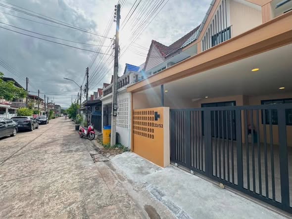 บ้านทาวน์เฮ้าส์ 2 ชั้น รีโนเวทใหม่ หมู่บ้านเนตรทิพย์ – วิชิต, ภูเก็ต รายละเอียดบ้าน เนื้อที่ 19.7 ตารางวา 2 ห้องนอน 2 ห้องน้ํา 1 ห้องครัว 1