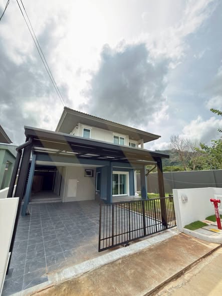 for rent New project 'Saransiri retreat village,kohkaew area Nearby bis school 3bedroom 3bathroom 1working room Large house , at corner 90