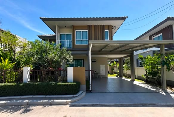 Available NOW 50,000 THB per month (1-Year Contract) 4 Bedrooms 3 Bathrooms Fully Furnished Parking garage Expanded Laundry Area FEATURES 2
