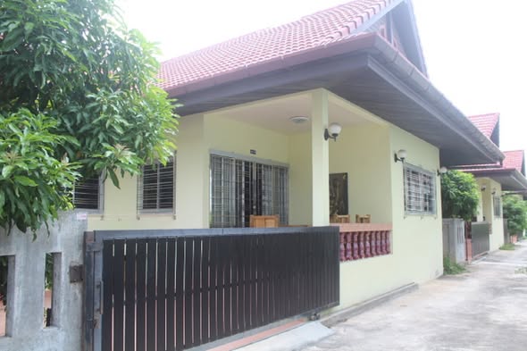 Nice 2 bedroom/bathroom house, 3 aircons, livingroom with Flat-TV, kitchen, carport, balcony, safe area in naiharn, jus