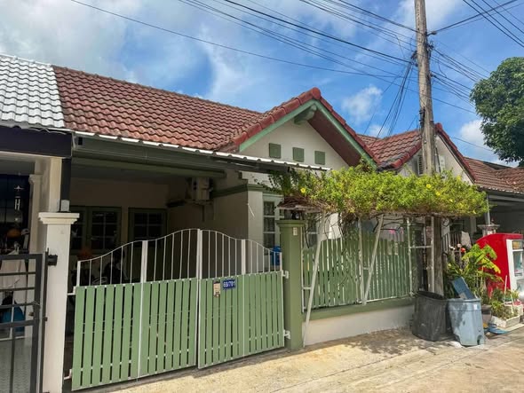 บ้านว่างให้เช่าวิลล่า3 (วิชิต) • 2 ห้องนอน 1ห้องน้ํา • แอร์ 2ตัว • เตียง, ตู้, ที่นอน, ตู้เย็น, ตู้วางทีวี • น้ํา-ไฟ บิลหลวง เดือนละ 15,000