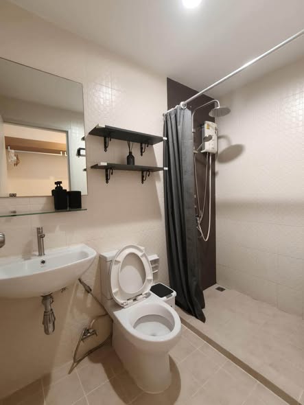 for Rent – Ready to Move In Top Floor (7th Floor) 1 Bedroom, 1 Bathroom Fully Furnished Complete Electrical Appliances: * 2 Air Conditione