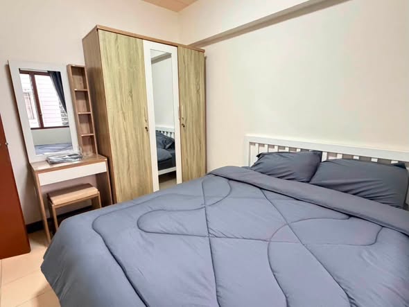 В аренду: Ban Pon Condo (новая здание) 26-этажный здание, 2 комнаты на углу Аренда: 7,500 THB/месяц • Залог в теч