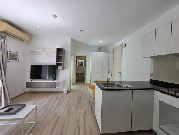Available now 2 Bedroom 2 bathroom condo, right next to Central shopping mall