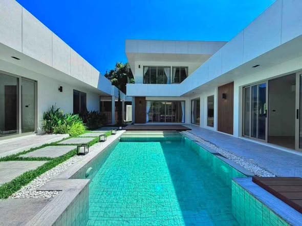 for Sale & Rent – Loch Palm, Kathu (Phuket) Experience premium living in this high-end private pool villa located in the prestigious Loch