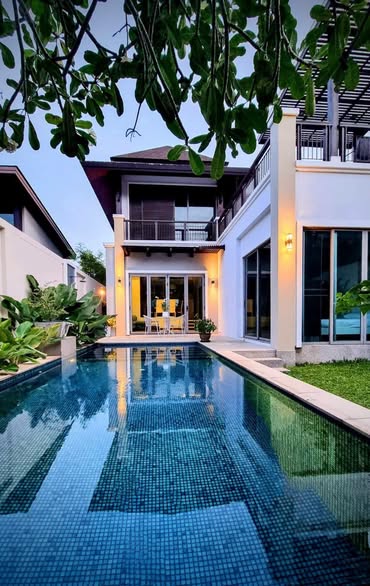 herangtalay 3 bedrooms, 2 with bath tubs Master with Jacuzzi Freehold Land:295 square metres Villa:257 square metres Private pool:3