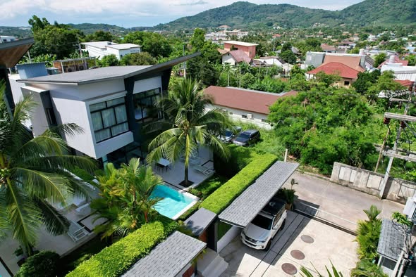 FOR RENT Contemporary 3-Bedroom Private Pool Villa in Rawai Set in the peaceful hillside neighborhood of Saiyuan, this beautifully designe