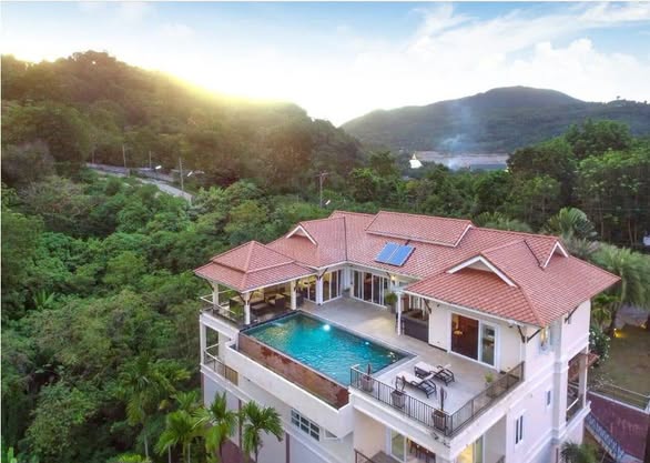 For Rent - Cholong Luxury 5-Bedroom Villa for Rent on Chalong Hillside with Panoramic Sea Views This exceptional hillside villa offers bre