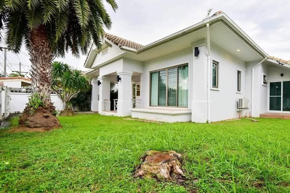 for sale ::: + 1 storage room ::: European kitchen inside ::: One thai kitchen outside ::: Land size 304 SQ