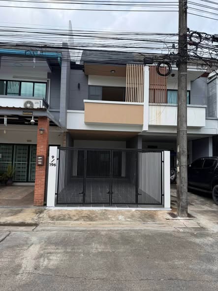 บ้านโซนกะทู้ หมู่บ้านโกลเด้นวิลล์ 5 ทาวเฮาส์ 2 ชั้น หน้าบ้านไม่ชนใคร ชั้นบนวิวเขา ขนาด 22 ตรว. 3ห้องนอน 2 ห้องน้ํา มีเคาร์เตอร์ครัว /ซิงค์ล้