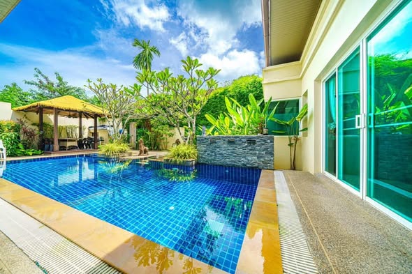 us bedrooms 4 bathrooms Solar panels Covered parking for 2 cars Large land plot — 640 m2 Freehold ownership Move-in ready — no renovation re