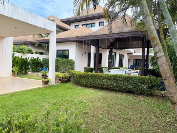 for Rent – Rawai, Phuket Location: Rawai, Phuket Property Features:�• 3 Bedrooms�• 4 Bathrooms (3 en-suite + 1 guest bathroom)�• Private S