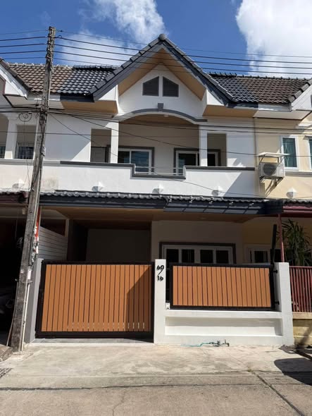 บ้านโซนเมือง กู้กู หมู่บ้านณัฐกมล3 (กู้กู) ทาวเฮาส์ 2 ชั้น บ้านเลขที่ 60/16 ขนาด 20.7 ตรว. 3ห้องนอน 2 ห้องน้ํา มีเคาร์เตอร์ครัว /ซิงค์ล้างจา