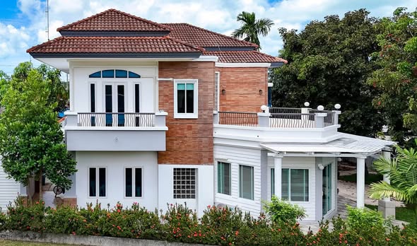 for rent in Chalong, Phuket 70,000฿/month Location: Chalong 4 Bedrooms / 3 Bathrooms Dining area / Kitchen / Living room TV / 6 Air condit