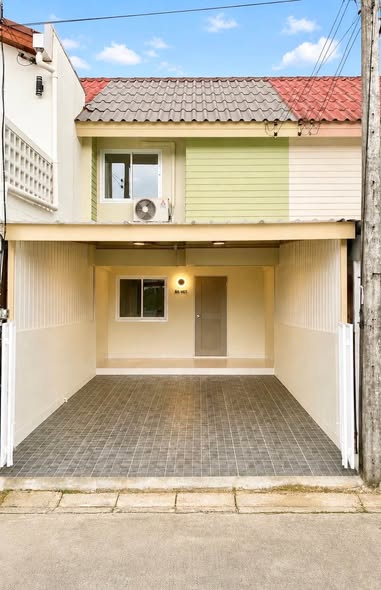 บ้านทาวน์เฮ้าส์ 2 ชั้น โซนถลาง พิกัด : เคหะบ้านพอน เนื้อที่ 15.3 ตรว. 2 ห้องนอน 1 ห้องน้ํา เครื่องปรับอากาศ 1 ตัว ที่จอดรถ 1 คัน ต่อเติมครัว