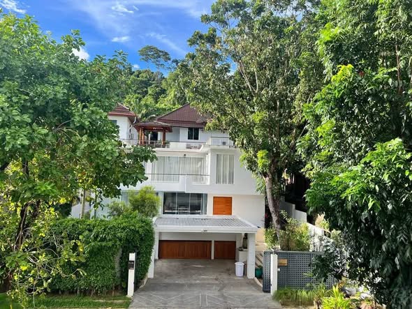 FOR RENT | CHALONG, PHUKET Rental Price: THB 120,000/month (1-Year Contract) Property Features * 3 Bedrooms with en-suite bathrooms * Full