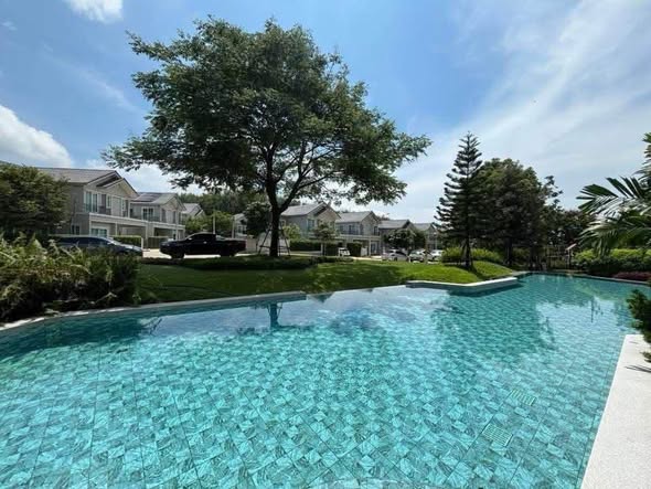 s to Robinson Location : 3-bedroom, 3-bathroom setup with an extra multi-purpose room offers 50,000 THB/month – 1-Year Lease