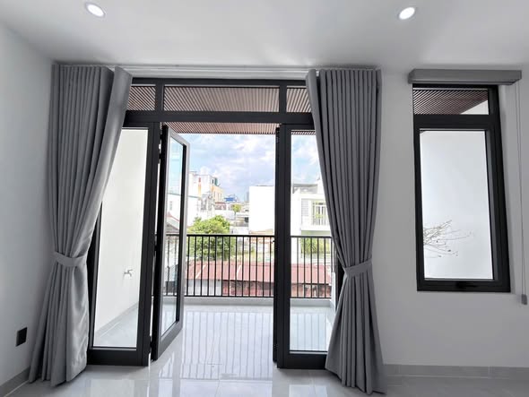 LVCC CHO THUÊ NHÀ MỚI 100% – TRUNG TÂM THÀNH PHỐ Nhà 3 tầng, full nội thất cao cấp, chỉ xách vali vào ở. - Diện tích: 116,28m2 | MT 5,1m - 3