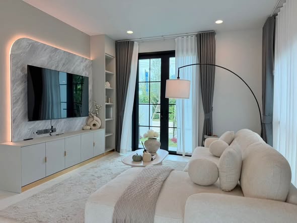 for Rent 140,000 THB / Month (1-Year Contract) Property Details • 4 Bedrooms (1 Empty Room – flexible use) • 4 Bathrooms • Spacious Balcon