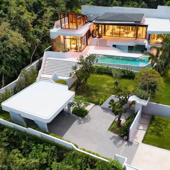 Selling “ Ultra Luxury Pool Villa On The Hill “ In Cherngtalay Phuket , 4 Beds 5 Bath , 983 sqm , 1 Maid Room , 2 Storeys •