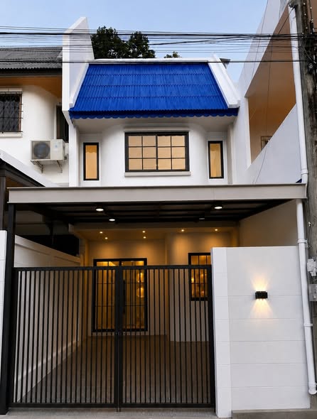 หมู่บ้าน ซอยเทพกระษัตรี ใกล้โรงพยาบาลมิชชั่น เดินทางสะดวก รายละเอียด เนื้อที่ 18 ตร.วา 3 ห้องนอน 4 ห้องน้ํา 1 ห้องครัว (ต่อเติมใหม่) จอดรถใน