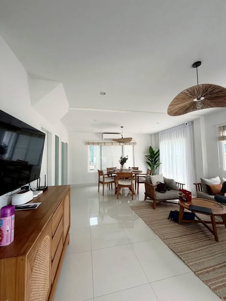Live easy at Supalai Lake Ville 3BR Family Home | 2 Storey 55K/month Fully furnished & equipped Included: • Clubhouse access (free) Not incl