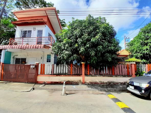 งวา ใครกําลังมองหาบ้านทําเลดี ๆ เอาไปรีโนเวทในสไตล์ตัวเอง หรือทําเป็น Pool Villa บอกเลยว่าหลังนี้ตอบโจทย์มาก